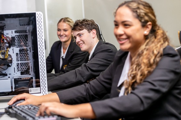 students playing e-sports